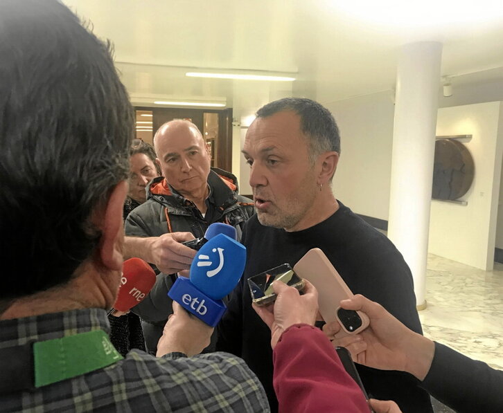 Unai Urruzuno, de EH Bildu, criticó que el acuerdo supone un simple «maquillaje».