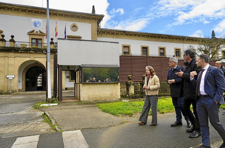 Marisol Garmendia, David Lucas, Eneko Goia y Denis Itxaso, ante la cárcel de Martutene.