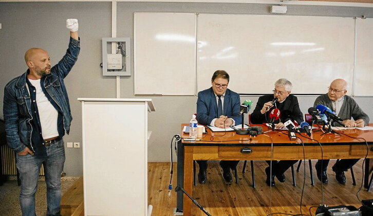 Mouv'Enfants elkarteko kide Arnaud Gallaisek prentsaurrekoa eten zuen unea, atzo.