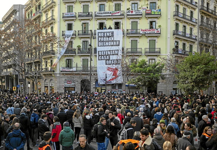 Concentración del Sindicat de Llogateres de Catalunya y vecinos del barrio contra el desalojo de Casa Orsola, convertida en símbolo de la crisis de vivienda en Barcelona.