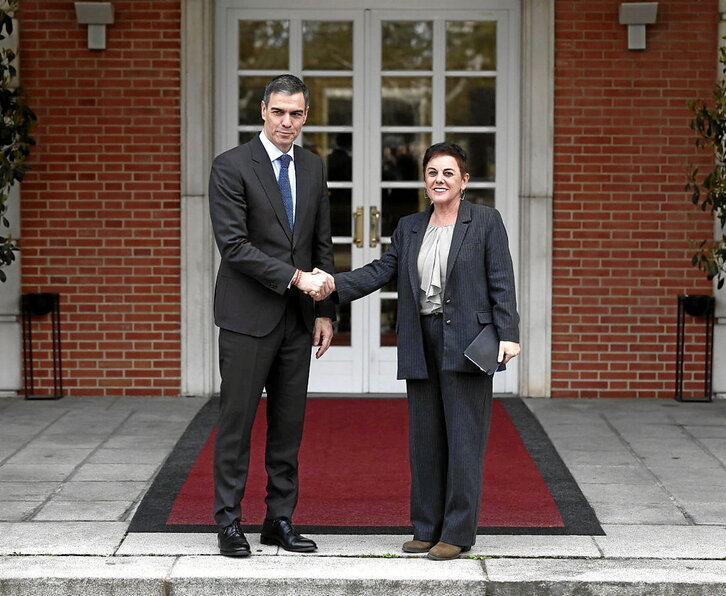 Pedro Sánchez, junto a Mertxe Aizpurua en el Palacio de La Moncloa.