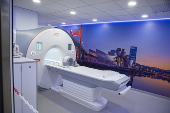 Imagen de una máquina de resonancias magnéticas de Osatek.