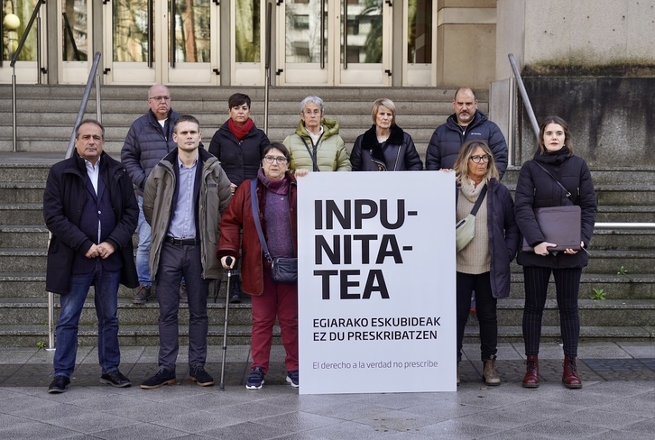 Representantes de Behatokia, Egiari Zor, y víctimas del GAL, en Bilbo.