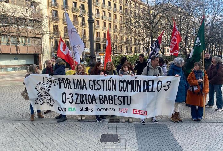 Concentración sindical para mostrar su rechazo a implantar aulas de 2 años en colegios.