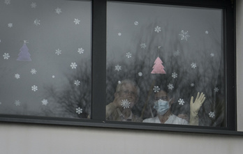 Hondarribiko Case Betharram egoitzan kanpokaldera agurtzen 2020k0 gabonetan.