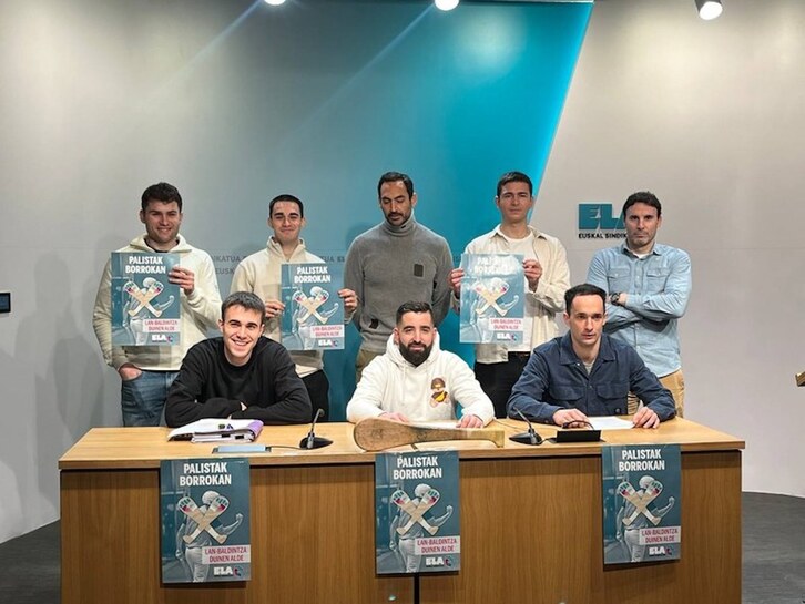 Los palistas de Innpala, en su comparecencia en la sede de ELA.