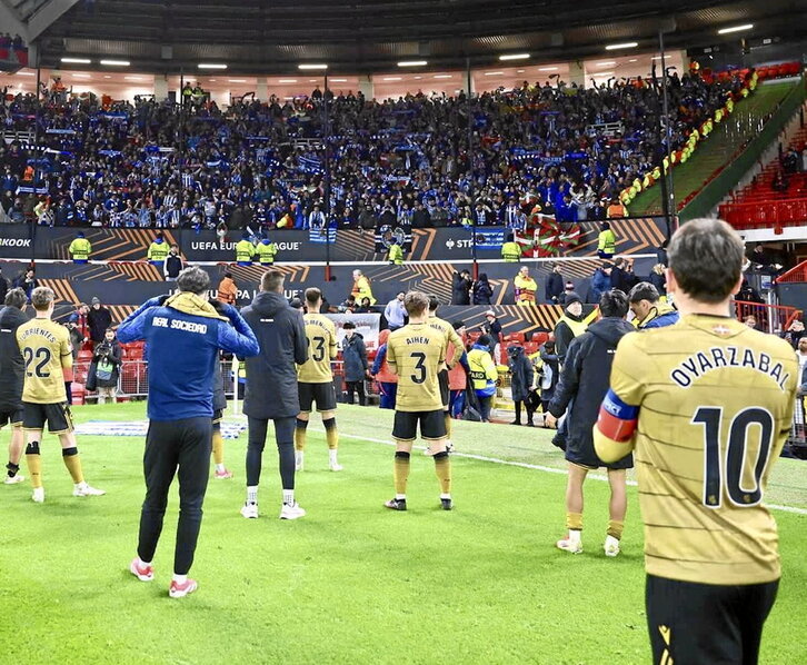 Los jugadores se despiden de la «Zabaleta» de Old Trafford.