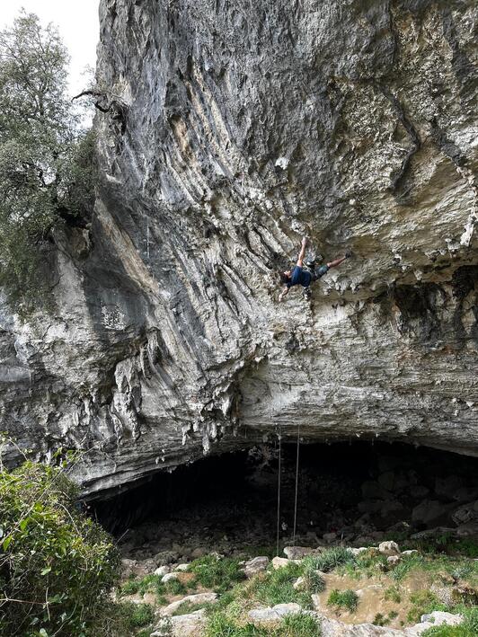 Eneko Carretero, harkaitzetan eskalatzen.