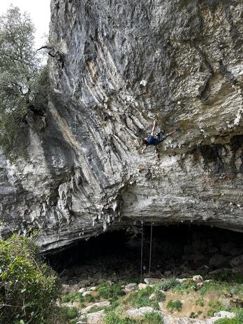Eneko Carretero, harkaitzetan eskalatzen.