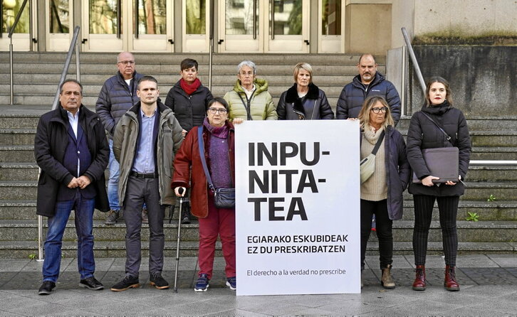 Promotores de la querella contra José Barrionuevo ante la sede del TSJPV en Bilbo.