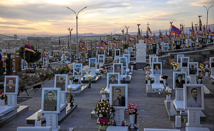 Tumbas de soldados armenios caídos en el conflicto de Nagorno Karabaj en Ereván.