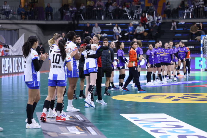 Las jugadoras de Beti Onak se abrazan antes del partido.