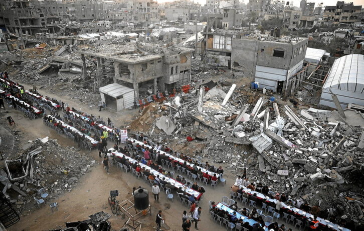 Celebración comunitaria del «iftar», la cena que rompe el ayuno de Ramadán, entre la devastación del campo de Nuseirat.
