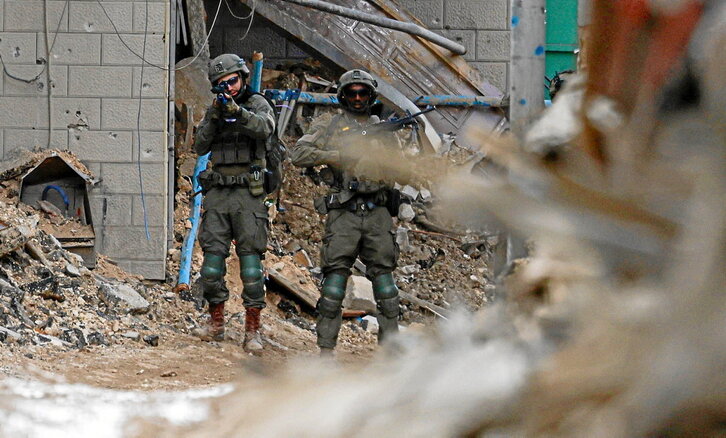 Soldados israelíes apuntan sus armas en el arrasado campo de refugiados de Jenin.