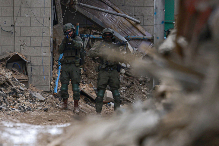 Soldados israelíes apuntan sus armas en el arrasado campo de refugiados de Jenin.