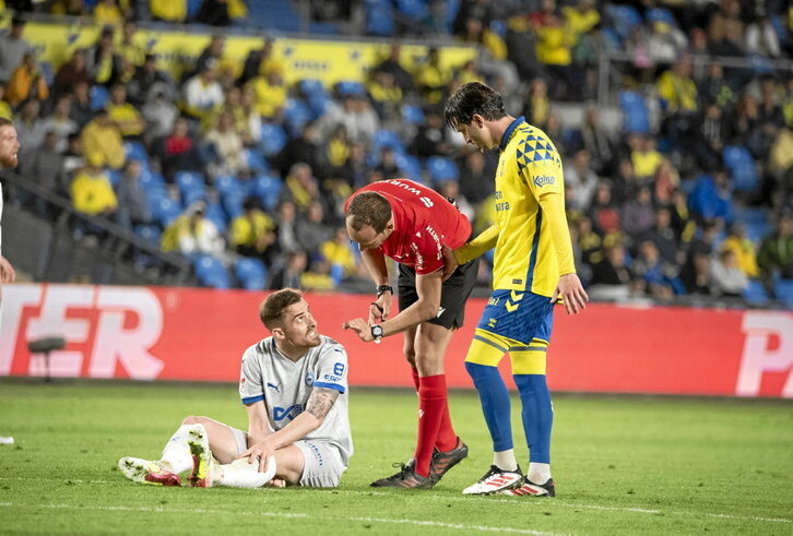 Toni Martínez, autor del primer gol del Alavés en Las Palmas, tendido en el suelo lesionado.
