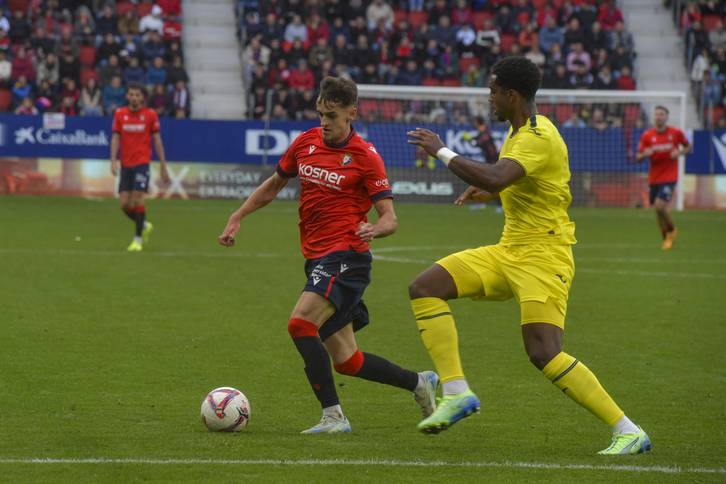 Aimar Oroz conduce el balón en el partido contra el Villarreal.
