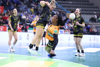 Mari Louis, que ha estado muy expeditiva en defensa, lanza a portería en posición acrobática.