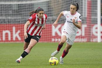 Landaluze corre tras el balón perseguida por Padilla Bidas.