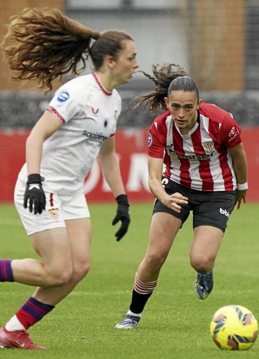 Corrales conduce el balón ante Zubieta.