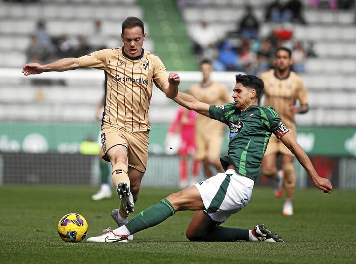 Bautista estrelló un balón en el poste y marcó un gol anulado por fuera de juego.