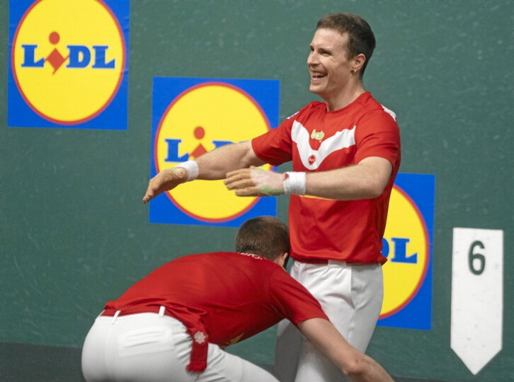 Jon Mariezkurrenak besoetan jaso zuen Iñaki Artola, garaipena ospatzeko.