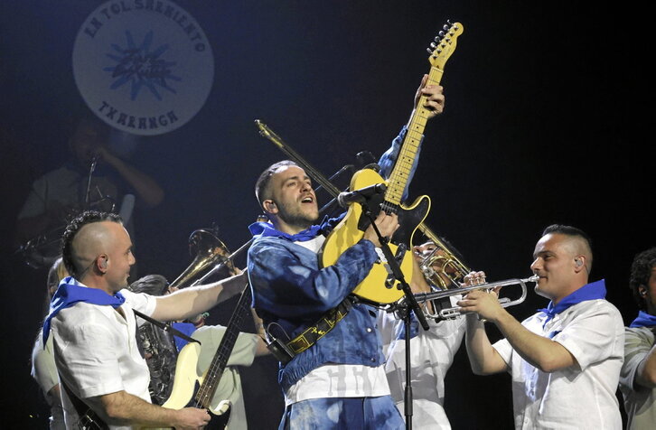 En Tol Sarmiento taldeak 15.000 lagunen aurrean hasi zituen 20. urteurreneko ospakizunak. Entzuleria bero egon zen BECen, herriko plaza balitz bezala.