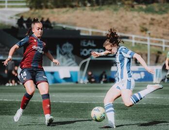 Cecilia se dispone a centrar ante Daniela Arques.