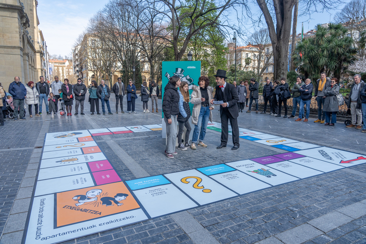 Donostiako Gipuzkoa plazan igande goiz honetan «munduko lehen Monopoly partidu kaletarra» egin du EH Bilduk.