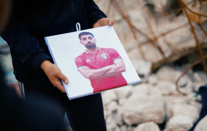 Imagen de uno de los futbolistas convocados que aparece en el video.