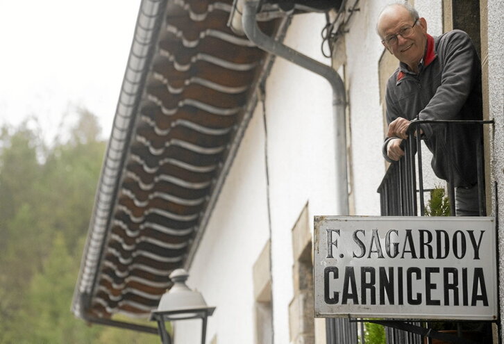Sagardoy, asomado a la ventana de su vivienda en cuyos bajos se encuentra la última carnicería de Otsagabia.