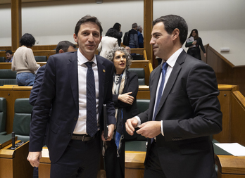 El consejero de Hacienda y Finanzas de Lakua, Noël d’Anjou, junto al lehendakari, Imanol Pradales.