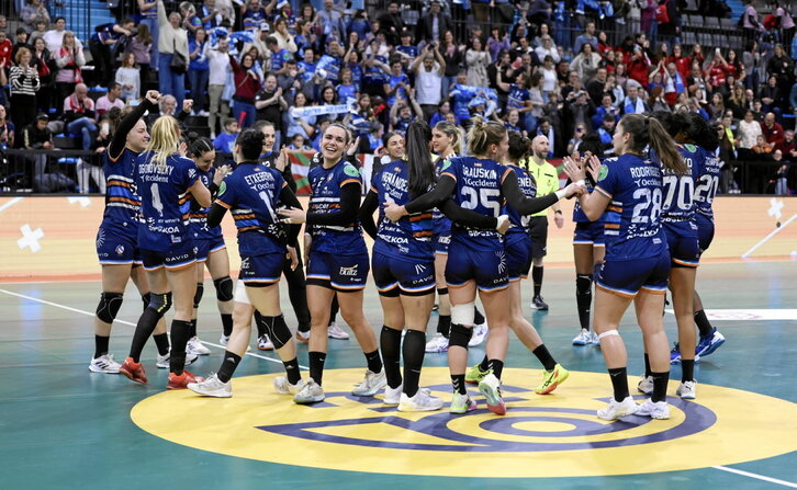 Las jugadoras del Bera Bera celebran el título de Copa, el tercero de forma consecutiva.