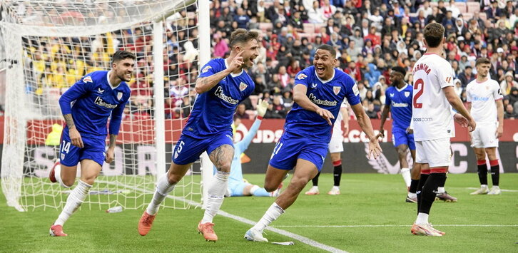 Núñez y Sannadi escoltan a Yerai en la celebración por el gol de la victoria.