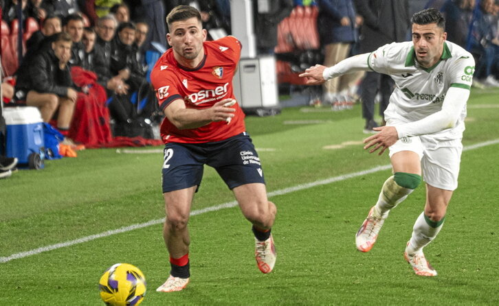 Areso trata de marcharse de Rico en una de sus continuas subidas por la banda.