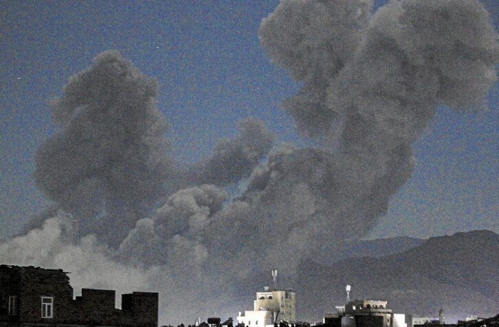 Columna de humo provocada por los bombardeos estadounidenses sobre Saná, la noche del sábado al domingo.