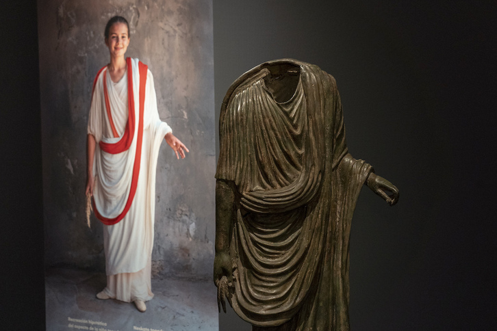 Neskato erromater baten irudiaren ondoan paratu dute Pompeloko togadunaren estatua Nafarroako Museoan.