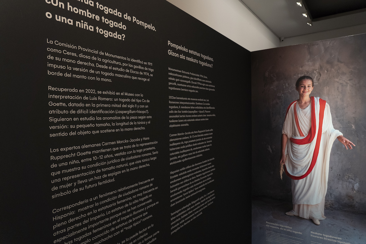 Iruñeko togatuaren estatuari buruzko azalpenak Nafarroako Museoan. (Iñigo URIZ/FOKU) Iruñeko togatuaren estatuari buruzko azalpenak Nafarroako Museoan. (Iñigo URIZ/FOKU)