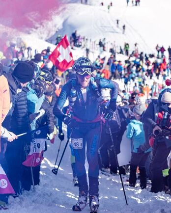 Pierra Mentako Forclaz lepoan bildutako ikusle andana.