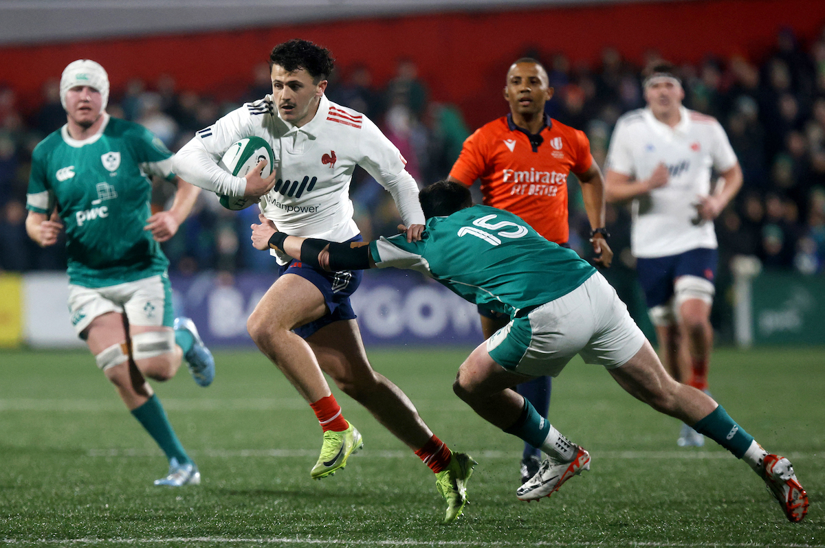 Jon Echegaray trata de zafarse de un defensor irlandés. (JOHANNES EISELE | AFP)