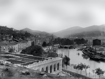 Imagen de la construcción de la actual casa consistorial, en 1889, con El Arenal y la Ría al fondo.