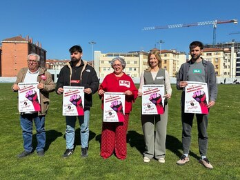 Comparecencia de los sindicatos de la función pública navarra en el estadio Larrabide de Iruñea.