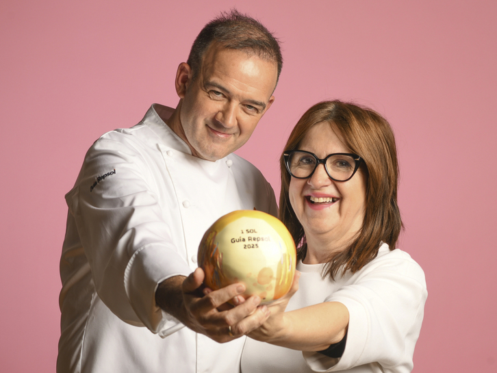 Félix Belaunzaran y Mertxe Inza, del Iriarte de Berrobi, posan con su nuevo Sol.