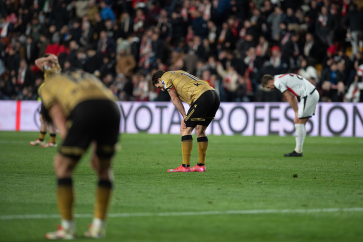 Los jugadores tratan de recuperar el resuello al término del choque entre el Rayo y la Real.