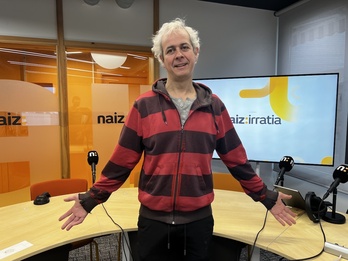 Nokono, Asier Mendizabal, musikaria NAIZ irratiko estudioetan