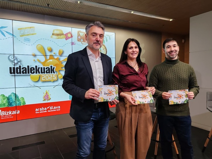 Juan Jose Rojo (Araba), Leixuri Arrizabalaga (Bizkaia) eta Isaac Palencia (Gipuzkoa) udalekuen aurkezpenean astelehen honetan.
