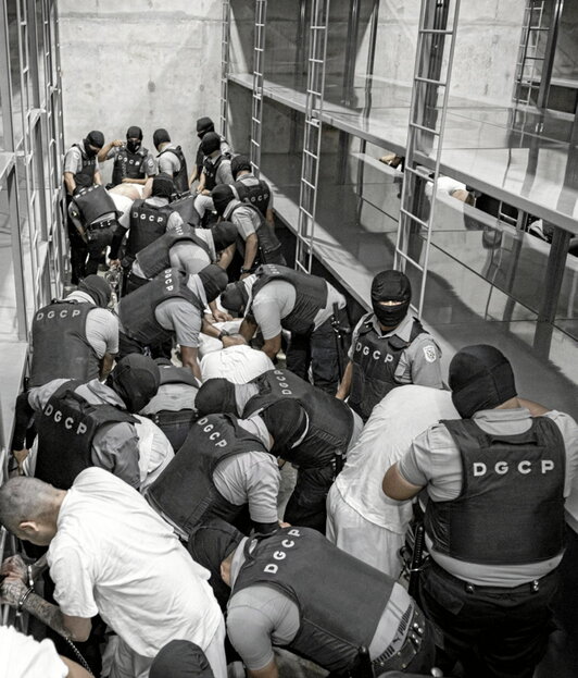 Venezolanos deportados a su llegada al CECOT, en El Salvador.