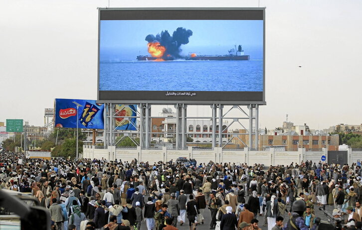 Imágenes del ataque a un carguero durante la manifestación en Sanaa.