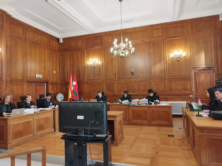 Una de las sesiones del juicio contra el monitor de surf de Hondarribia.