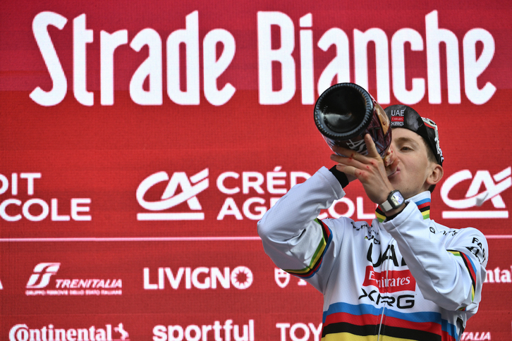 Pogacar celebra la victoria en la Strade Bianche.